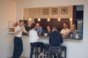 Dansschool Dance Fit Team gezellig aan de bar