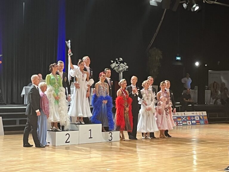 VIER landelijke titels: Amateurs, Professionals, én voor de dansschool zelf! 12 Joost Findhammer en Sina Sawall Nederlands Kampioen Ballroom NADB Hoofdklasse 2023 Dansschool Dance Fit Leiden